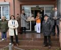 Bild: aub
Der CSU-Ortsverband übergab Gerda Rösch ein Präsent. Im Bild Tanja Kraus, Marianne Forster, Ines Renner, Gerda Rösch, Bernd Hofmann und Bürgermeister Frank Zeitler (von links) beim Besuch vor dem Seniorenheim "Arche Noah."