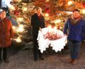 Bild: FU Wiesau/exb
Die Weihnachtsaktion der FU Wiesau hat Tradition. An Familien mit pflegebedürftigen oder behinderten Kindern verteilten (von links) Hermine Schuller, Rita Korb und Sabine Müller je eine Weihnachtsgans.