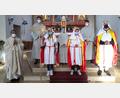 Bild: nza
Aussendung der Sternsinger in Krummennaab. Von links: Pater James, Fabian Schmidt, Sophia Schürner, Timo Wagner, Patricia Krechel, Daniel Rupprecht und Dominik Hey.
