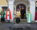 Bild: kro
Die sieben Sternsinger der Pfarrei Herz Jesu Pechbrunn mit Pfarrer Robert Ploß.