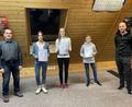 Bild: Konstanze Schlereth/exb
Dirigent Stefan Neger (links) und Vorsitzender Markus Forster (rechts) gratulieren (ab Zweite von links) Julia Rieger, Elisa Ströhl und Tobias Lippert zum Bestehen der D1-Prüfung.