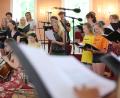 Symbolbild: Matthias Bein/dpa
Eine Chorprobe im Sommer 2021. Doch welche Regeln gelten nun im Winter für Proben?