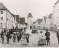 Bild: Stadtarchiv Sulzbach-Rosenberg
Das Rosenberger Tor war bis zu seinem Abbruch 1871 der östliche Zugang zur Sulzbacher Innenstadt. Unsere historische Aufnahme stammt vermutlich aus der Mitte des 19. Jahrhunderts und zeigt spielende Kinder und erwachsene Bürger auf der mit Kopfstein gepflasterten Rosenberger Straße. Im Hintergrund das mit Strebepfeilern aus Bruchstein verstärkte Tor.