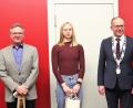 Bild: stg
Bürgermeister Roman Schäffler (rechts) beglückwünschte die erfolgreichen Sportler Hubert Schulze und Ronja Melzner.