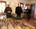 Bild: Portner
In der Abteilung „Stadtgeschichte“ des Doktor-Eisenbarth- und Stadtmuseums Oberviechtach besprechen Vereinsvorsitzende Maria Ahlemeyer und die Museumsleiter Ludwig Schießl (Mitte) und Siegfried Bräuer neue Ideen.