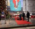 Bild: zer
Als Wertschätzung für die musikalischen Umrahmungen der Gottesdienste erhalten Christina Hermann , Kerstin Kiener und Roland Assion (von links) ein Geschenk.