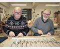 Bild: ubb
Peter F. Dotzauer (links) und Rainer Gottas schnitzen gern in Gesellschaft. Sie hoffen, dass die wöchentlichen Treffen im Schnitzraum des Mitterteicher Museums bald wieder stattfinden können.