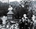 Repro: tsp
1891 anlässlich der Einweihung des Schmeller-Denkmals in Tirschenreuth gehörte der knapp 31-jährige Johann Baptist Mehler schon zur bürgerlichen Elite der Stadtgesellschaft. Mit wallendem Vollbart war der damalige Stadtpfarrer von Selb Ehrengast in seiner Heimatstadt (Dritter von links).