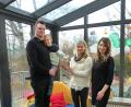 Bild: Silke Weinhold/exb
Spende ans Kinderhaus: Im Bild von links Tobias Ernstberger, Henrik Bayer, Silke Weinhold und Karin Bayer.