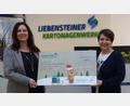 Bild: Liesa Weiß/Liebensteiner Kartonagenwerk/exb
Marion Forster, Geschäftsführerin des Liebensteiner Kartonagenwerks (rechts), überreichte einen Spendenscheck an Claudia Grillmeier, Schirmherrin der Aktion Lichtblicke im Landkreis Tirschenreuth.