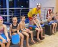 Bild: Bernhard Fleischmann/exb
Ausbilder Bernhard Fleischmann von der Schwimmschule AquaVitalis und seine Schützlinge.