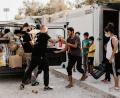 Bild: Dominik Lenz/exb
Die Vereinsmitglieder Benjamin List (links) und Sebastian Apfel verteilen Spenden und Lebensmittel an Flüchtlinge auf der griechischen Insel Lesbos.