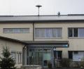 Bild: wro
Eine der beiden Sirenen in Fuchsmühl steht auf dem Dach des ehemaligen Schulhauses (Bild), das seit einigen Jahren als Rathaus genutzt wird.