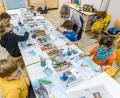 Bild: Marcus Rebmann/exb
Luftlehrerin Dorothe Pfeiffer unterstützte die Teilnehmenden im ersten Turnus der Mittwochsgruppe bei der kreativen Umsetzung ihrer Ideen zur Ausstellung „Landsyn“. Es entstanden kleine Kopien der Werke von Künstler Peter Lang.