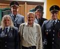 Bild: jma
Unter den Gratulanten zum 70. Geburtstag von Peter Prischenk (Mitte) waren auch Feuerwehr-Vorsitzender Joachim Graser (hinten links) und Kommandant Martin Langer (rechts)