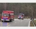 Bild: mde
Rund 90 Einsatzkräfte aus dem westlichen Landkreis Tirschenreuth waren am Montag im Einsatz, um die Ölspur auf der B22 zwischen Altenstadt und Speichersdorf zu beseitigen.