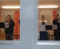 Bild: wel
Der Posaunenchor der evangelischen Kirchengemeinde erfreut wieder mit Auftritten – auch durchs Fenster hindurch wird musiziert.