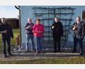 Bild: fvo
Im Garten ihres Anwesens an der Spielberger Straße stoßen der Lennesriether Dorfsprecher Werner Ertl (links), Bürgermeister Josef Beimler (rechts) und Pfarrer Norbert Götz (Zweiter von rechts) auf den 80. Geburtstag von Anna Baier (Mitte) an. Mit dabei: Ehemann Klaus (zweiter von links).