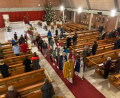 Bild: sche
Die Sternsinger in der Pfarrei Aschach-Raigering ziehen aus der Pfarrkirche St. Josef aus.