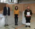 Bild: Reinhard Biegerl/exb
Tanja Berthold (Mitte) und Florian Unkauf (links) beglückwünschten den Dirigenten Tobias Zeitler: Die Stadtkapelle erhielt das höchstmögliche Prädikat „Mit ausgezeichnetem Erfolg“.