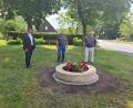 Bild: sne
Bürgermeister Edgar Knobloch und die Bauhofmitarbeiter Joe Diedl und Klaus Guthmann (von links) freuen sich über das neue Schmuckstück.