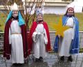 Bild: u
Am Montag, Dienstag und Donnerstag sind die Sternsinger im Hirschauer Stadtgebiet und in Krickelsdorf von Haus zu Haus unterwegs. Gemeindereferentin Barbara Schlosser hat sie auf ihre Aufgabe vorbereitet, bevor sie von Stadtpfarrer Johann Hofmann ausgesandt werden.