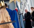 Bild: Bernd von Jutrczenka/dpa
Bundespräsident Frank-Walter Steinmeier und seine Frau Elke Büdenbender empfangen am Donnerstag Sternsinger aus dem Bistum Aachen vor dem Schloss Bellevue.