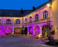 Bild: Isabelle Schweickhardt
Auch wenn die Gäste vorerst draußen bleiben müssen: Das Schloss Guteneck ist festlich illuminiert.