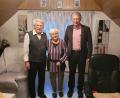 Bild: flt
Bürgermeister Lothar Müller konnte am Tag nach Neujahr Eduard Mayer (links) zum 80. Geburtstag gratulieren. Mit im Bild Mayers Ehefrau Irene.