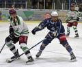 Archivbild: gb
Die Blue Devils (Szene mit Philipp Siller, blaues Trikot) pausieren am Wochenende. Wegen der Corona-Verdachtsfälle beim EV Lindau, der am Mittwoch in Weiden zu Gast war, wurden die Spiele der Blue Devils am Freitag gegen Riessersee und am Sonntag in Lindau vorsichtshalber abgesetzt. Insgesamt fallen in der Oberliga Süd am Wochenende sieben der zwölf angesetzten Spiele aus.