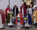 Bild: Nicole Koller
Einige der Sternsinger aus der Pfarrei Ursulapoppenricht zusammen mit Pfarrvikar Christian Preitschaft (hinten, rechts).