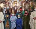 Bild: rha
Die Sternsinger der Pfarrei St. Ägidius feierten mit Pfarrvikar Pater Jimmy Joseph (rechts) und Diakon Dieter Gerstacker den Festgottesdienst in ihren Königsgewändern mit.