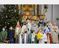 Bild: fdl
Die Sternsinger der Pfarrei Ehenfeld freuten sich, dass sie dieses Jahr wieder die Friedensbotschaft zu den Pfarrangehörigen bringen konnten und die Sammlung für bedürftige Kinder auf der Welt möglich war. Rechts Ruhestandspfarrer Konrad Kummer, dahinter Pfarrer Johann Hofmann, links daneben Gemeindereferentin Barbara Schlosser.