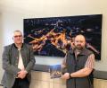 Bild: mis
Bürgermeister Richard Tischler und der zuständige bauliche Betreuer Roland Glatzer präsentieren die neue Gestaltungssatzung der Stadt Pfreimd. Vom Gartenzaun bis zur Hausfarbe ist alles geregelt.