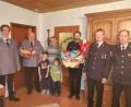Bild: kro
Walter Schuller feierte seinen 70. Geburtstag. Unser Bild zeigt (von links) Wolfgang Mayerhöfer, Josef Meisl von der Soldatenkameradschaft Wondreb, Walter Schuller mit seinen beiden Enkeln Jakob und Martin, sowie Klaus Mayerhöfer, Hubert Schuller und Erhard Richtmann von der Feuerwehr Pilmersreuth am Wald.