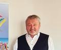 Bild: Busunternehmen Cermak/exb
Herbert Gradl (links) wird von seinem Chef Günther Cermak für 25 Jahre im Betrieb geehrt.