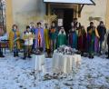 Bild: jr
Elf Sternsinger waren am Donnerstagnachmittag bei der Andacht im Freien vor der Gommelberg-Kapelle mit dabei, die von Stadtpfarrer Anton Witt (rechts) und Kaplan Daniel Schmid (Mitte) geleitet wurde.
