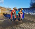 Bild: hzi
Die dritte Gruppe, hier unterwegs in der früheren Gemeinde Heinerseuth, bei sonnigen und zugleiche "erfrischenden" Umständen. Pfarrer Helmut Süß hatte die Jugendlichen mit der "Botschaft vom Stern" nach dem sonntäglichen Gottesdienst auf den Weg gesandt.