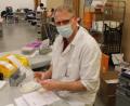 Bild: fks
Damit jede Blutspende den Laboruntersuchungen eindeutig zugeordnet werden kann, versieht Klaus Rosenkranz vom Blutspendedienst die Laborröhrchen und Blutbeutel mit einem spenderspezifischen Barcode.