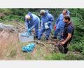 Bild: bsc
Zur Übung gehörte auch das Verpacken eines Kadavers durch einen Bergetrupp in Schutzkleidung. Veterinärassistent Stefan Nickl (rechts) überwachte den Vorgang.