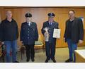 Bild: jr
Für seine jahrzehntelangen Verdienste wurde Alois Röber (Zweiter von rechts) zum Ehrenmitglied der Feuerwehr Pechbrunn ernannt. Dazu gratulierten (von links) der neue Vorsitzende Thomas Döhler, Aktivensprecher Lorenz Jungnickl sowie Bürgermeister Stephan Schübel (rechts).