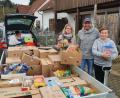 Bild: no
Die Sachspenden für die Flutopfer in Nordrhein-Westfalen füllen ein Auto samt Anhänger - sehr zur Freude der beiden Hauptinitiatoren Sonja Lehnerer und Thomas Hoffmann. Mit im Bild ist Sonjas Sohn Janis.