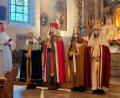 Bild: jzk
„Wir bitten euch, helft den Kindern in Not, so vielen von ihnen fehlt das tägliche Brot“ sagte einer der Heiligen Drei Könige bei der Segensspendung in der Stadtpfarrkirche.