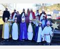 Bild: no
Ministranten und einige Kinder aus evangelischen Familien bilden in der katholischen Pfarrei Illschwang vier Sternsingergruppen. Pfarrer Johannes Arweck (hinten links) und die Hauptorganisatorin Andrea Meier (hinten, Dritte von links) freuen sich über die Aktion an zwei Tagen.