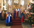 Bild: Linda Schmauß/exb
Die Sternsinger in Wilchenreuth sind zusätzliche Farbtupfer in der geschmückten Pfarrkirche.