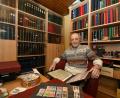 Bild: Petra Hartl
In seinem "Bunker" verbringt Karl Herold oft viele Stunden pro Tag. Der begeisterte Philatelist hat in den Schränken keine Bücher oder Bilderalben, sondern Mappen voller teils seltener und historischer Briefmarken. Um sie alle zu sortieren, müsste "ich 150 Jahre alt werden", sagt er.
