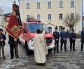 Bild: hir
Pfarrer P. Georg Parampilthadathil segnete vor dem Rathaus das neue Mehrzweckfahrzeug der Feuerwehr Pfreimd im Beisein der Vorsitzenden Tobias Strehl und Markus Muntanjohl sowie der Kommandanten Philipp Auer und Hannes Menzl (von rechts nach links)