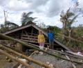 Bild: Orden der ACI-Schwestern, Philippinen/exb
Der Taifun drückt die Hauswände ein, das Dach stürzt zu Boden: Wie so vielen Menschen in der Region Visayas hat der Tropensturm Rai mit Geschwindigkeiten von über 200 km/h auch diesen beiden Kindern und ihrer Familie ihr eh schon bescheidenes Heim geraubt.