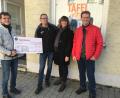 Bild: Ernestine Gietl/exb
Sonja und Stephan Häupler (Mitte) übergaben die Spende an die Tafel-Vertreter Albert Bruckner (links) und Manfred Seibert (rechts).