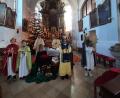 Bild: soj
Zusammen mit den Sternsingern feierten Diakon Rudolf Hoffmann (hintere Reihe, von links) und Pfarrer Anish George am Fest der Heiligen Drei Könige den Festgottesdienst in der Pfarrkirche in Ebnath.